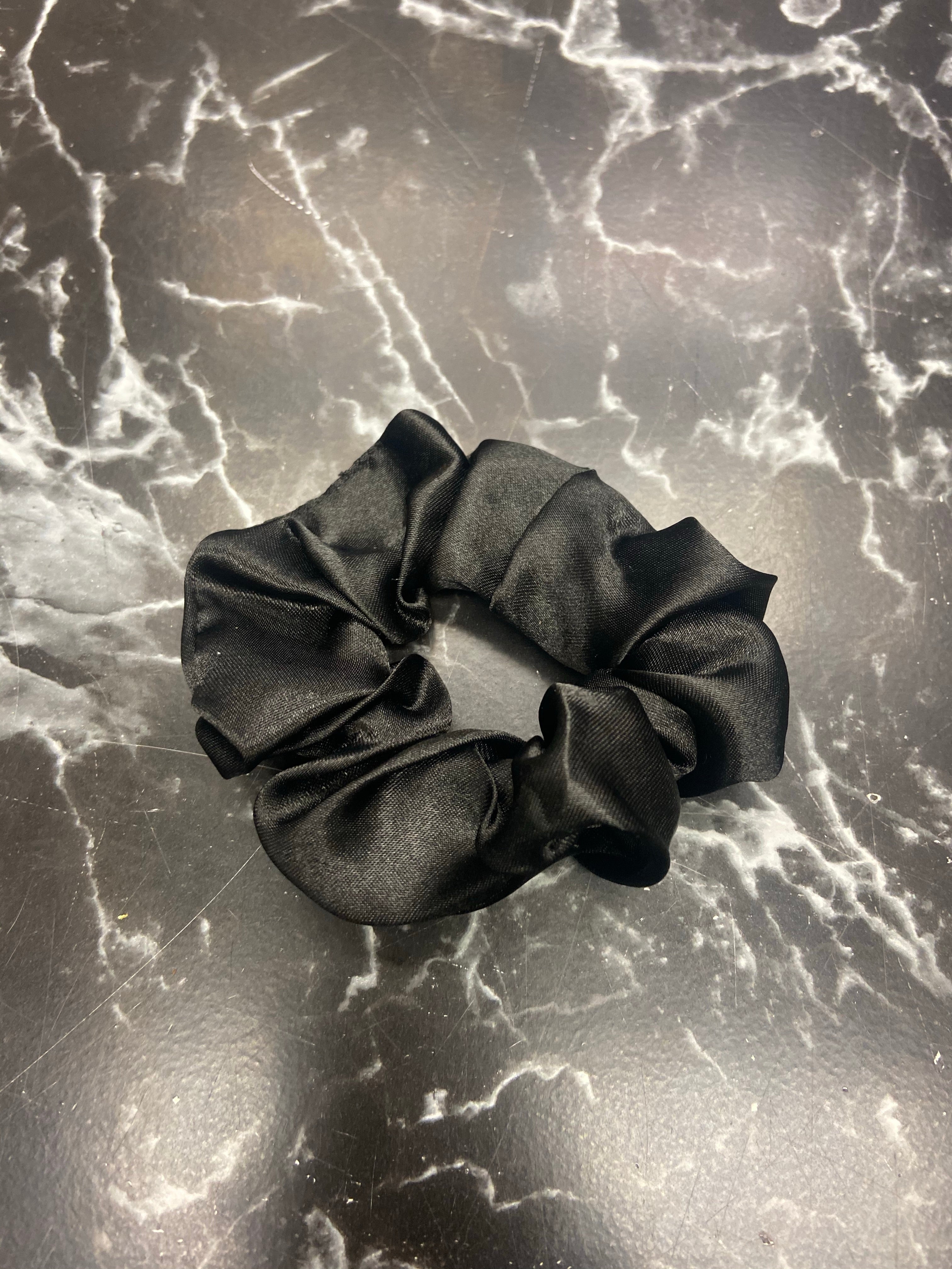 BLACK SCRUNCHIE